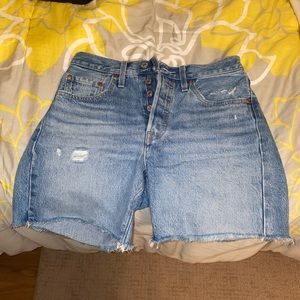 Levi’s 501 mid thigh shorts 26W